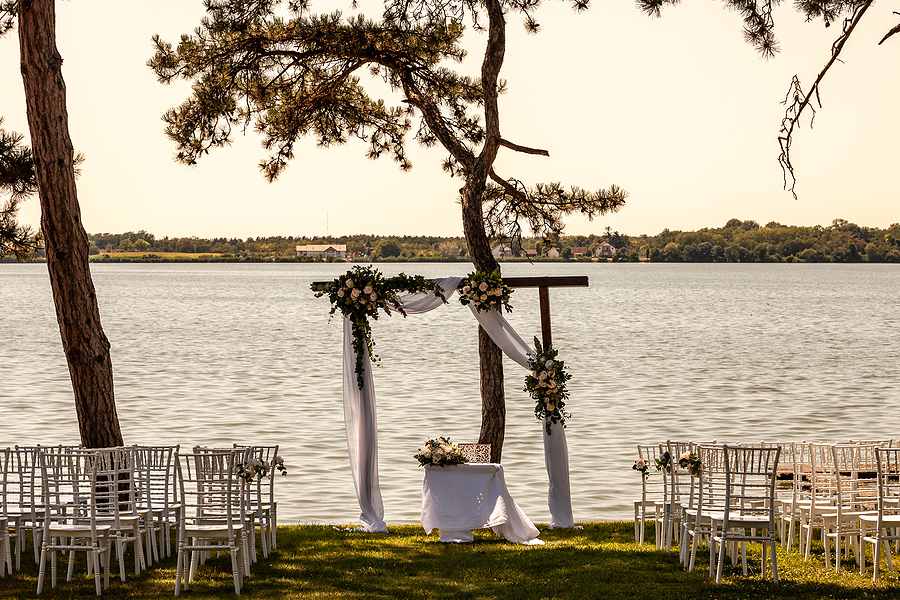 Rustic Chic: Incorporating the Perfect Amount of Rustic Charm into Your Wedding